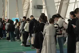 设师范生专场、提供各类管培生岗位，湖北大学这场招聘会人气爆棚图片