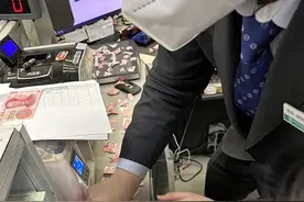 小外孙好奇竟将千元纸币撕碎 他们“拼”了图片