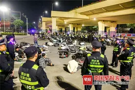抓了！“鬼火少年”飙车炫技，数百人围观，南宁警方当场查处150人图片