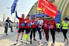 清晨“跨海”参加兔年首赛，上万青岛市民享受马拉松盛宴图片