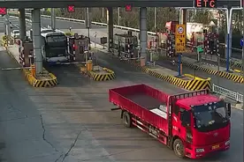 七旬老人因不认路骑电动三轮车上高速逆行，被民警及时拦截图片