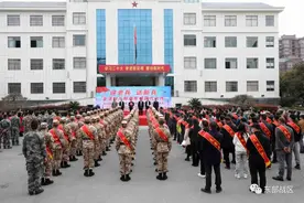 尊崇感爆棚！新兵出征县委书记送，退役老兵返乡县委书记接！图片