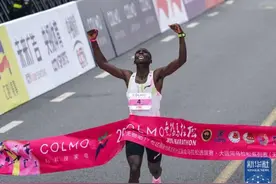 2023无锡马拉松鸣枪开赛图片