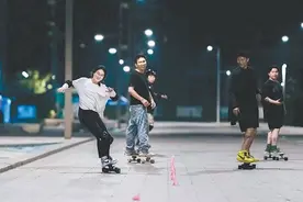 天气转暖 滑板爱好者驭板滑跃享受飞驰快乐图片