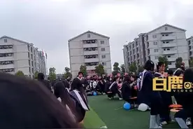毕业典礼学校安排学生在操场吃席：座椅下方摆放气球，非常有仪式感图片