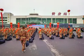 又见妻子送丈夫入伍！新乡今年首批新兵今日启程图片
