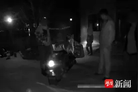 母子为戴头盔怄气分道扬镳，摸黑当中幸遇民警帮忙图片