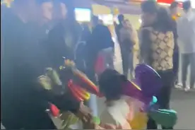妻子女儿卖气球，男子悄悄转钱给路人求帮忙：看到没卖出去，很心疼图片