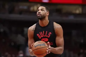 Shams：湖人今日试训，汤普森的体型很好图片