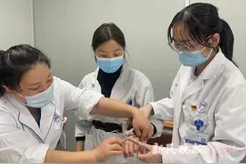 小伙为啥每晚戴呼吸机睡觉？一个简单的睡眠监测告诉你“答案”｜第医线图片