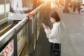 “一码通行”又升级啦，即日起可微信扫码乘上海地铁视频封面