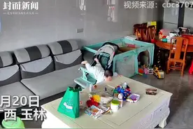 惊险！监控拍下男婴摔倒瞬间爸爸飞奔接住：以后多加看管图片