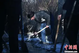 新疆塔吉克族民众欢度引水节和播种节迎接春天图片