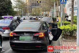 一家长校门口接孩子，停车超3分钟被开罚单丨“关注校门口停车问题”之调查篇图片