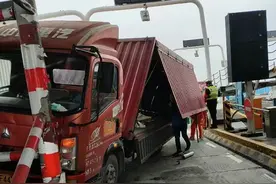 收费站ETC车道上货车碰擦龙门架 车辆及部分设施受损图片