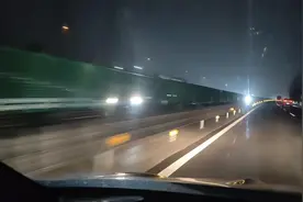 民情12345丨成绵高速隔离网“漏光”引关注，高速公司回应：明起施工整改，下周完成图片