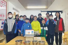 这“水”居然“吃软不吃硬”？长沙高校大学生带孩子感受非牛顿流体图片