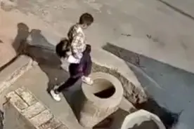 警方通报“女孩将小男孩扔入井中” ：男孩已痊愈，双方已达成和解视频封面