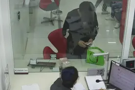 拖欠10万元工程款，上海一男子竟网购1000张练功券趁天黑偿还……图片