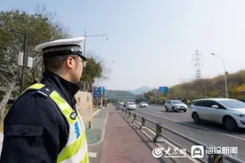 “卷”疯了？济南周末千佛山山头被“攻占”，车流超8万辆图片