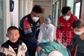 7岁男孩全身70%重度烧伤，父亲再次割皮救子，术后不顾疼痛开心分享：在手术室又碰见儿子了图片