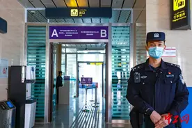新疆喀什：移民管理警察全力保障高高原机场复航图片