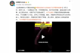 萌娃夜晚外出找爸爸，还不忘带着存钱罐图片