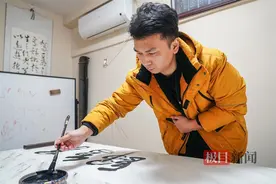 武汉90后小伙是个修笔匠：创出了一款个人钢笔品牌图片