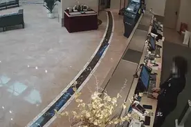 房客入住酒店时问了一句话，前台马上报警图片