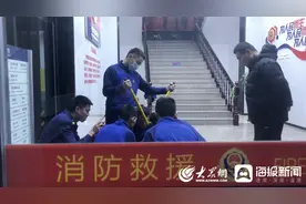 山东潍坊：女子白金戒指卡手 手指肿胀发紫上门求助 诸城消防紧急救援图片