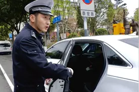 谨防“开门杀” 交警教你如何正确开车门图片