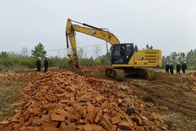 村民在高压线下违建房屋，责令其自拆无果被依法拆除图片