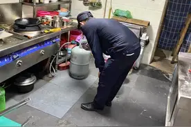 煤气罐过期了，城管路长来把关图片