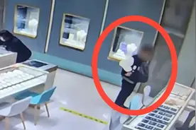 北京一男子持银行卡进店要买三斤黄金！民警一问，拘了图片