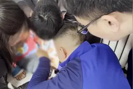 爸爸帮拉拉链卡住儿子下体，求医无果后找消防帮忙视频封面