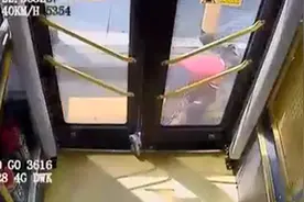 公交车关门过快致女童被车门夹住拖行，当事司机被停班，孩子住院观察中视频封面