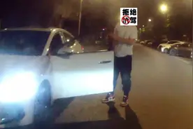 四川乐山一男子坐女子腿上开车 交警一查还是醉驾图片