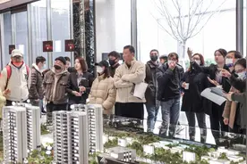 房企营销人抢收小阳春：销售加班到深夜，一天接待200组客户图片