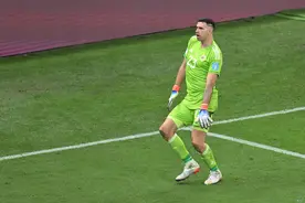 全怪大马丁🤣门将扑点规则更改：不得以不尊重对手方式影响罚球图片