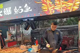 白天陪娃治疗，晚上摆摊凑钱！湖南90后爸爸助昏迷103天的儿子重新站起图片