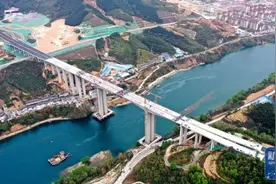 广西最大跨径双向六车道高速公路连续刚构桥双幅合龙图片