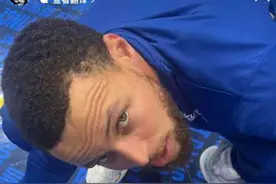 库里更新ins：我弟弟塞思-库里的名字被刻在达拉斯的地板上图片