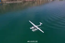 全球首款双座水上电动飞机交付图片