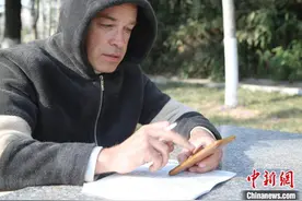 俄罗斯在华留学生：随时随地“啃”中文图片