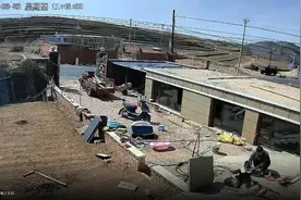 女儿踩空掉入6米深水井，父亲毫不犹豫跳井救人图片