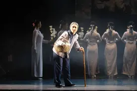 18岁“挑大梁”，小剧场越剧《妈妈》挖掘“英雄母亲”的感人往事图片