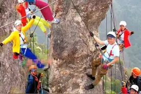 10余名男女攀上“温州小张家界”细长垂直岩壁集体晃动，村民：周末天天有人爬图片