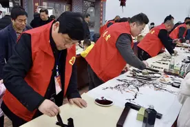 新野：开展“两节一会”送书法美术现场创作赠送活动图片