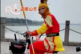 男子搭讪骑电动车“孙大圣”，戏里戏外切换自如图片