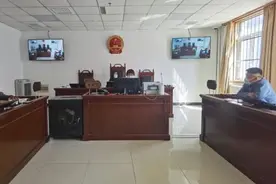 电缆掉落，路过车辆欲托举通过却绊倒骑手……谁的责任？图片